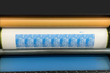 04. 版胴につけたインキをゴムブランケット胴に転移する