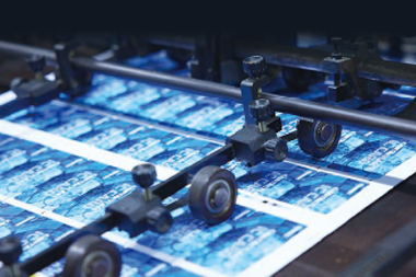 06. ゴムブランケット胴からカード用基材にインキを転写する