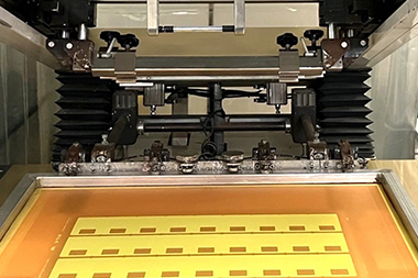 02. 版を印刷機に版を取り付ける