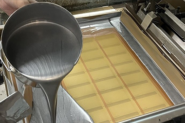 04. 版に調合したインキを撒き、試し刷りを行う