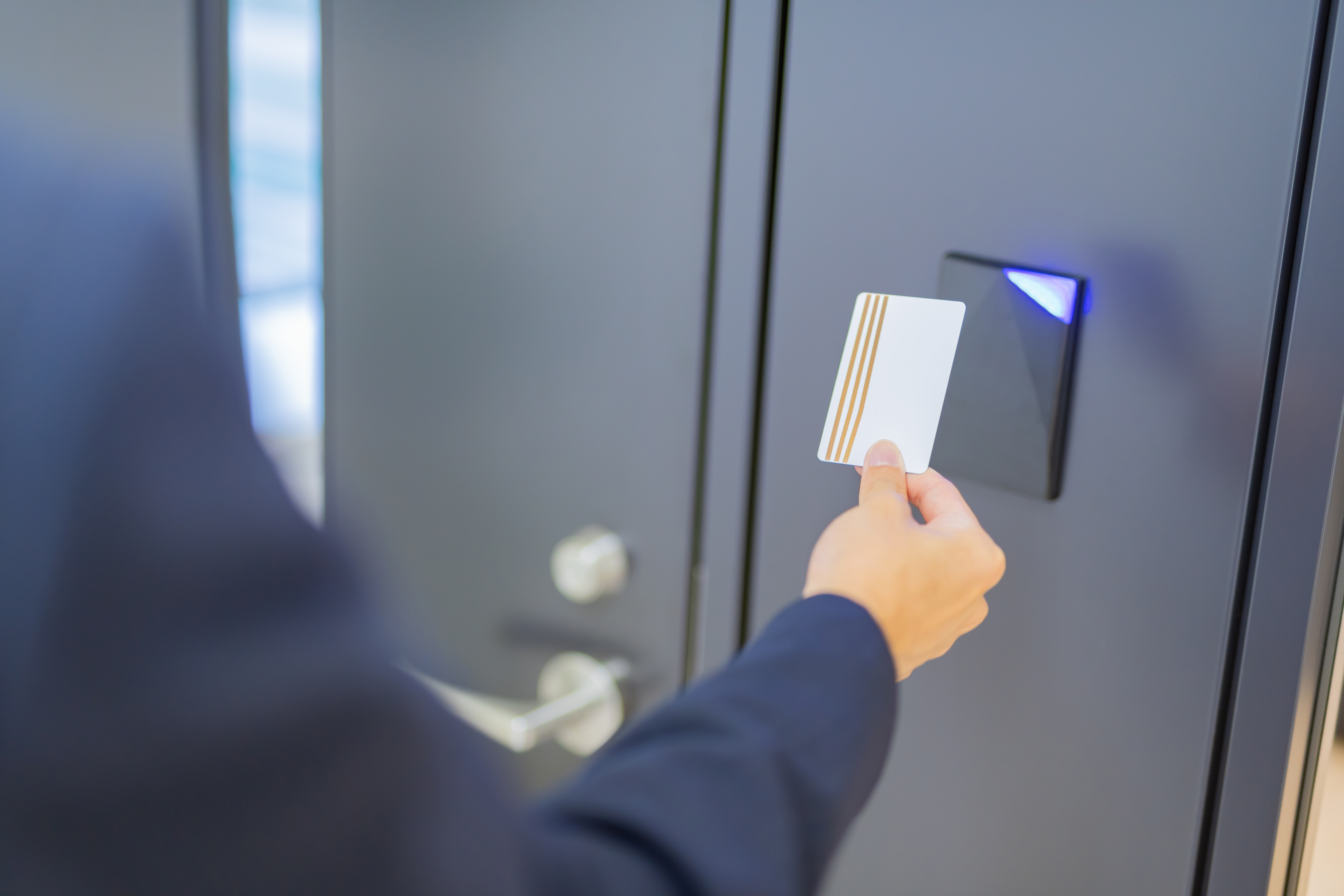 カードをリーダーにかざす手