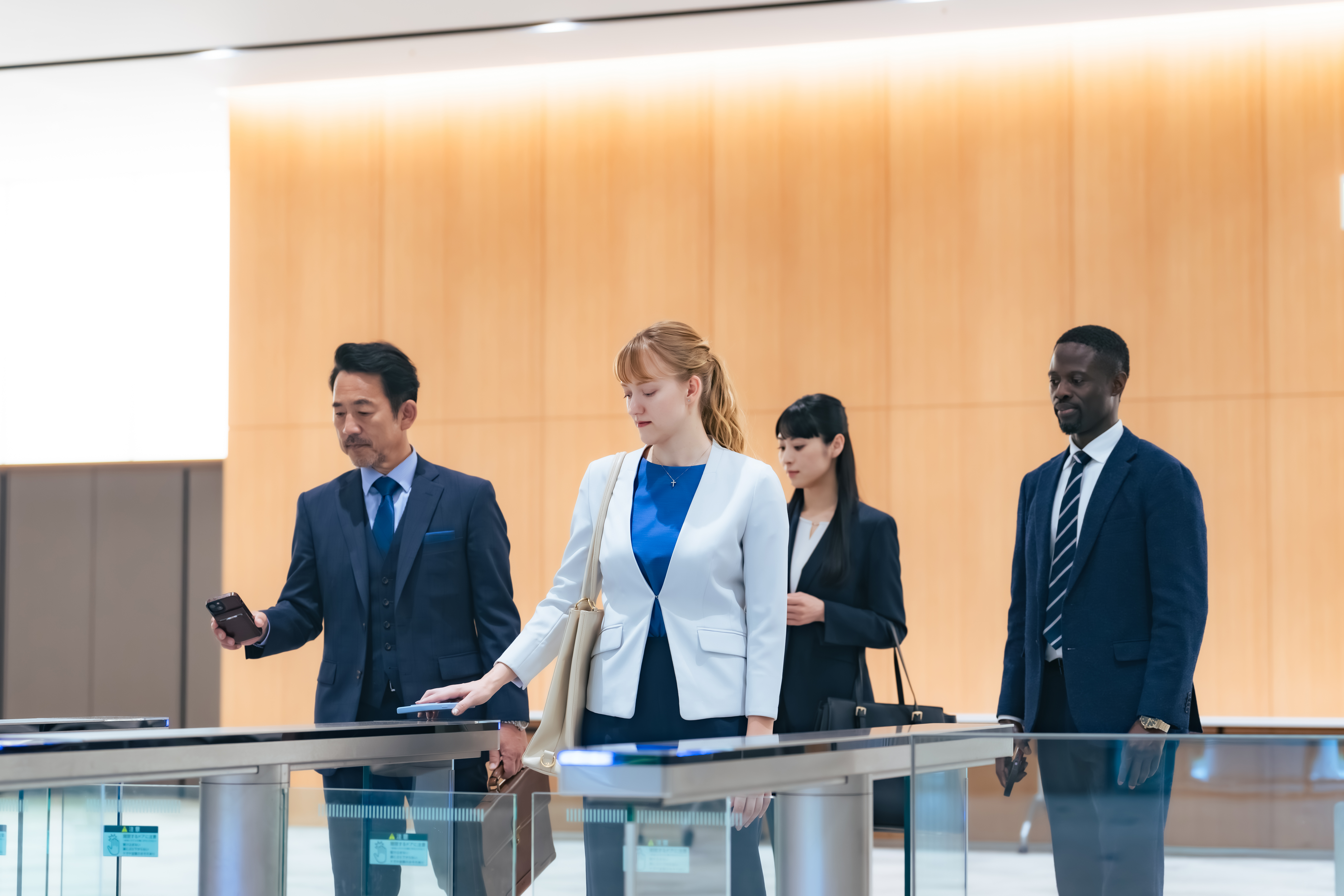 カードをリーダーにかざす社員たち