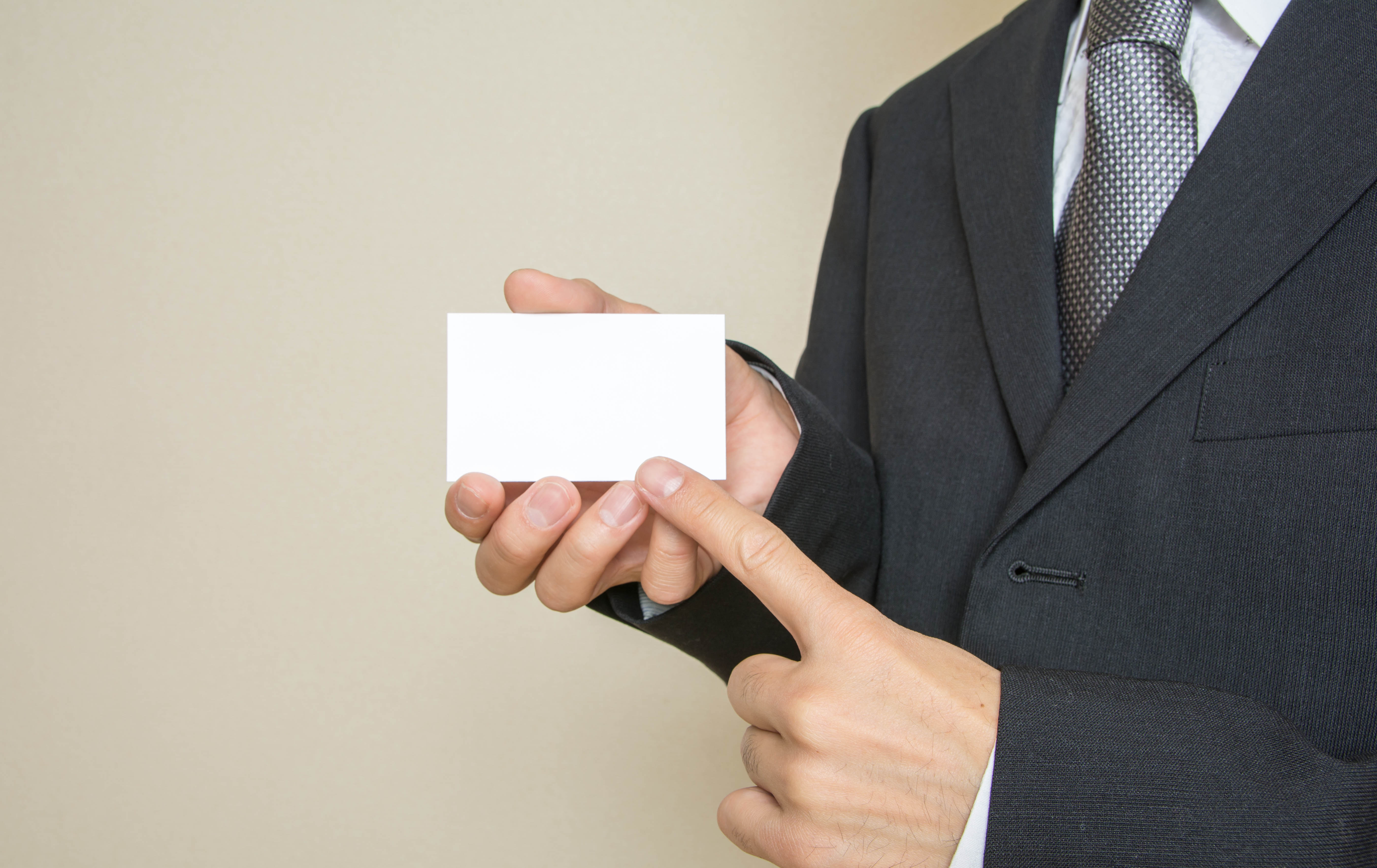 カードを指さす男性