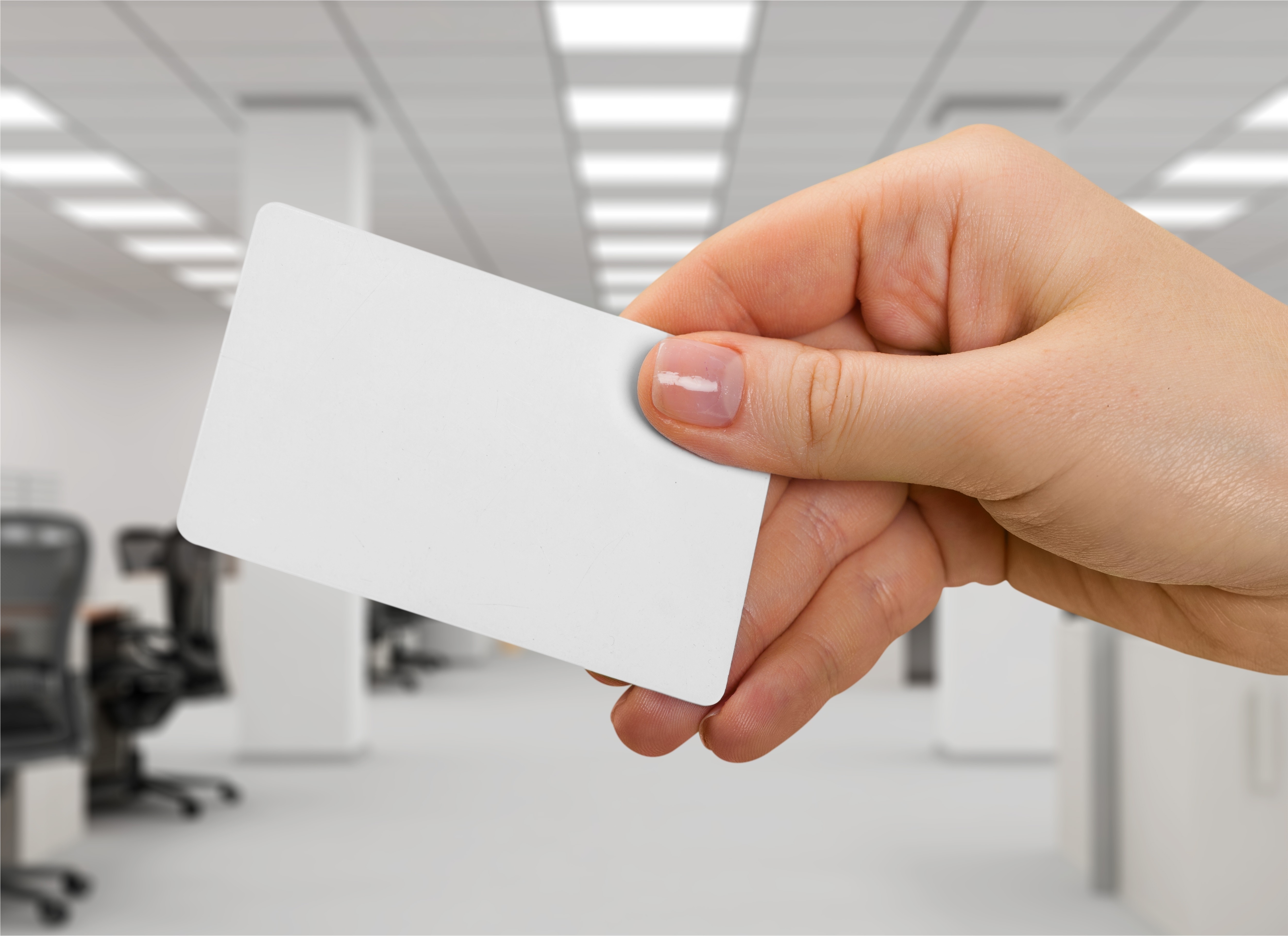 ICカード式タイムカードを持つ手