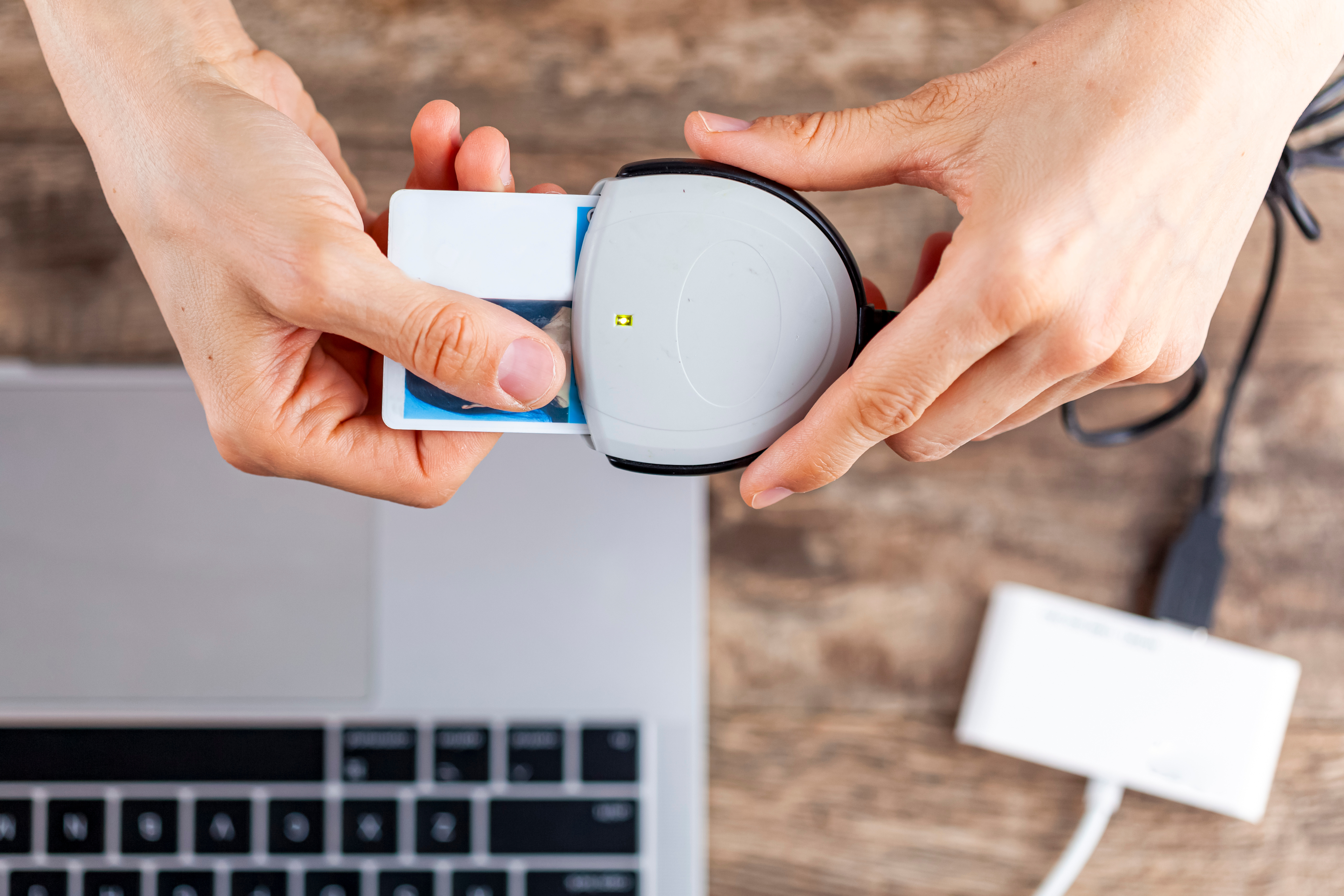 ICカードをリーダに差し込む