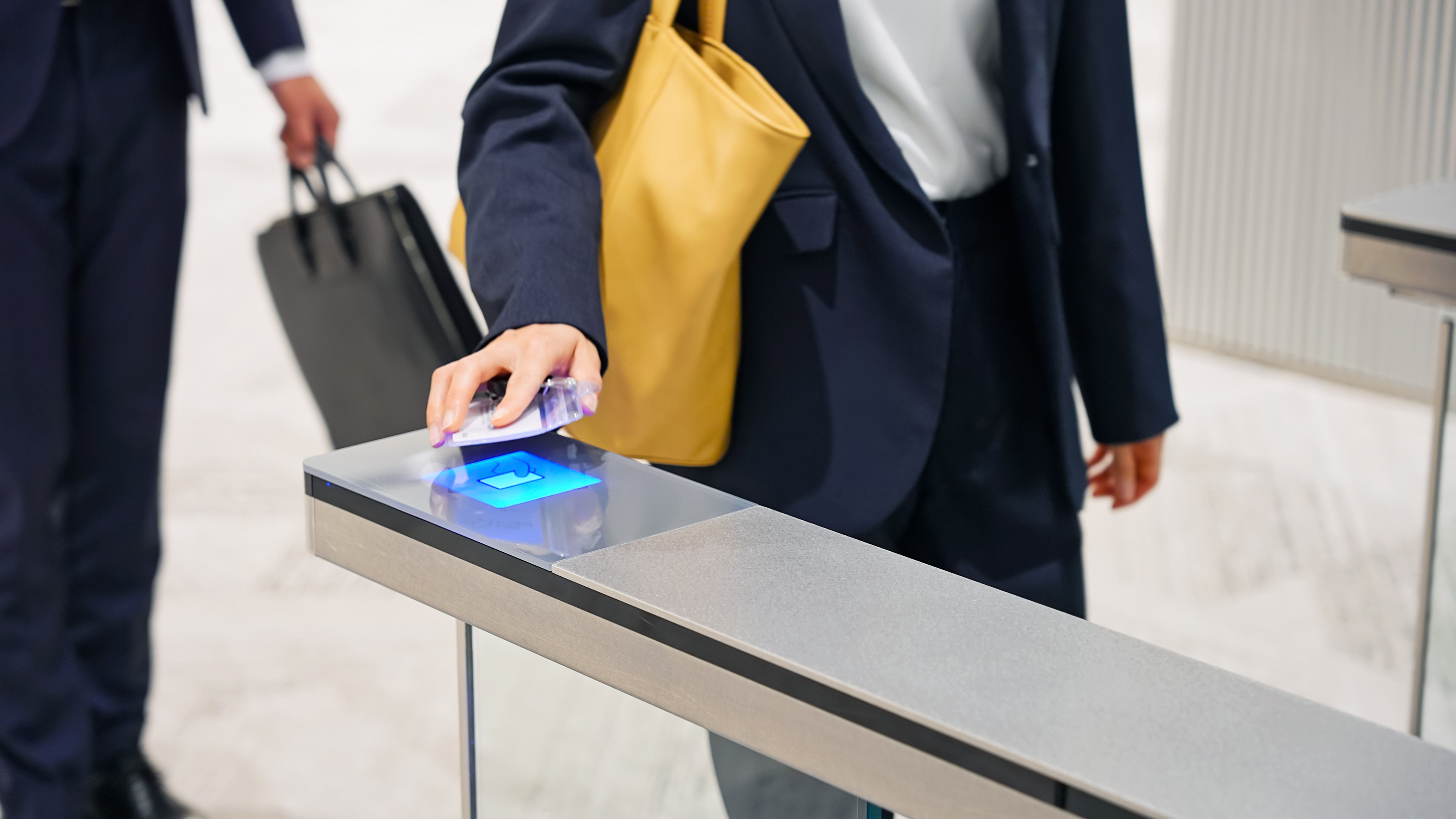 ゲートでICカードをタッチする女性