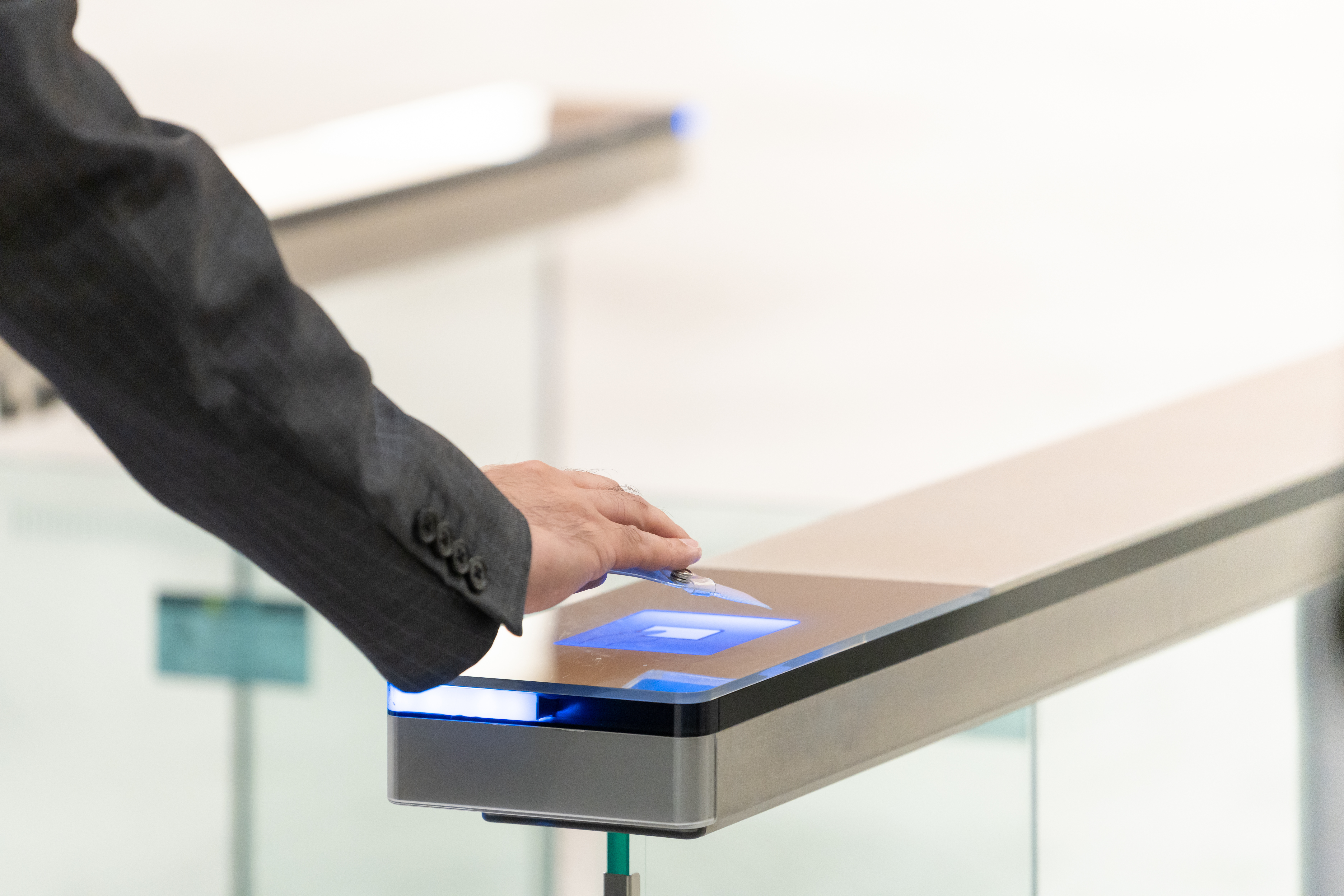 ゲートでICカードをかざす