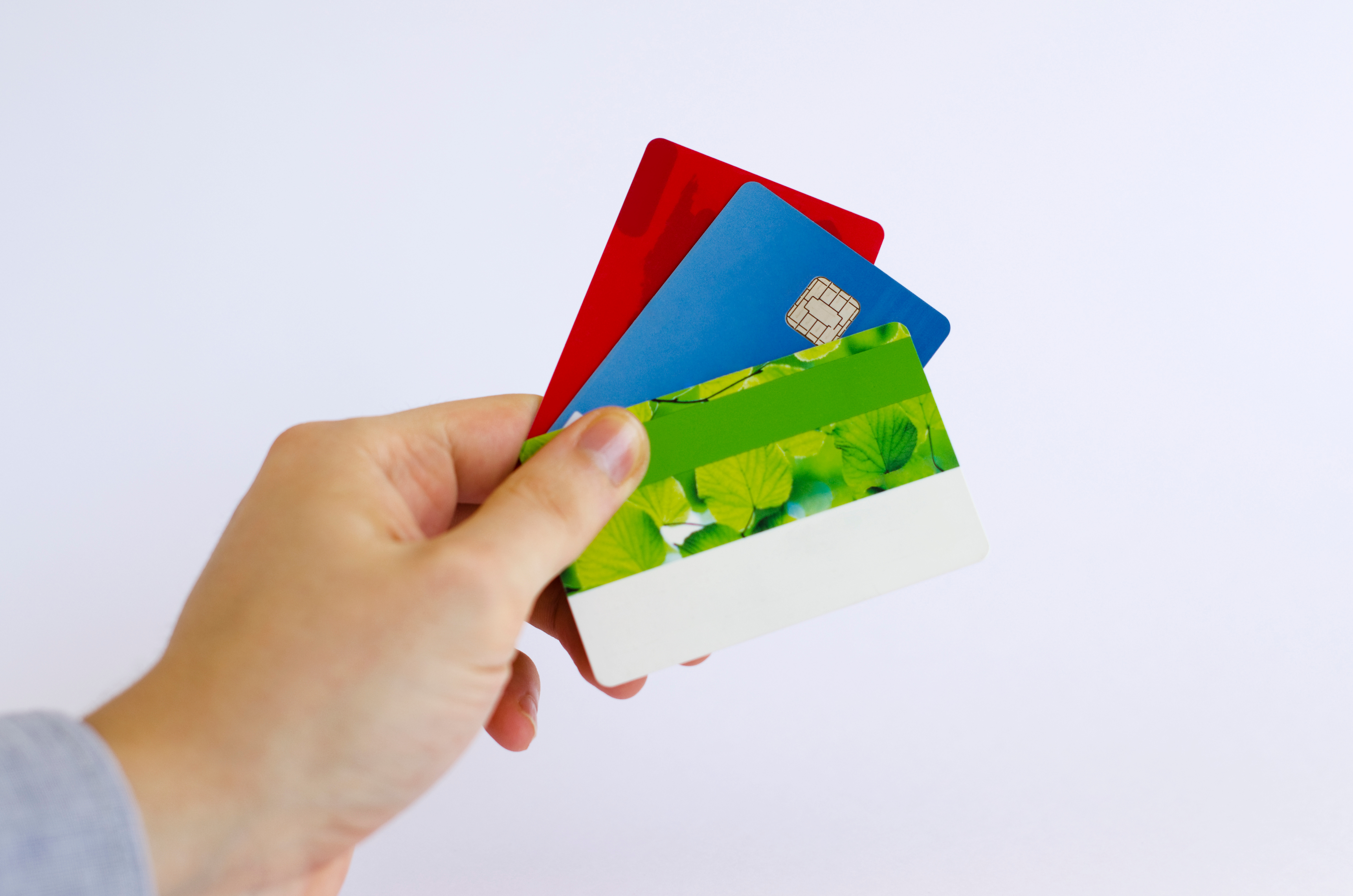 3枚のICカードを持つ手