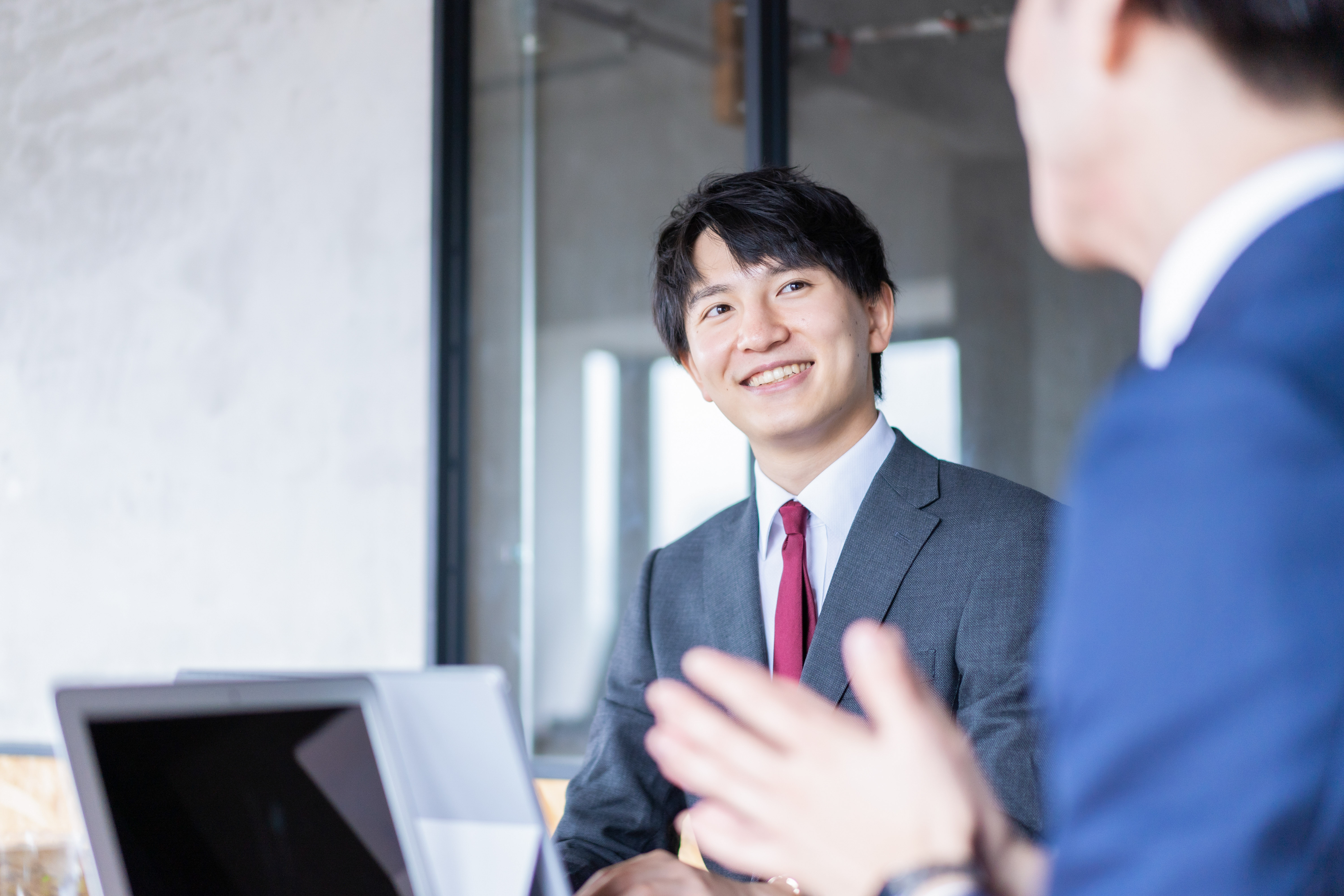 商談する男性たち