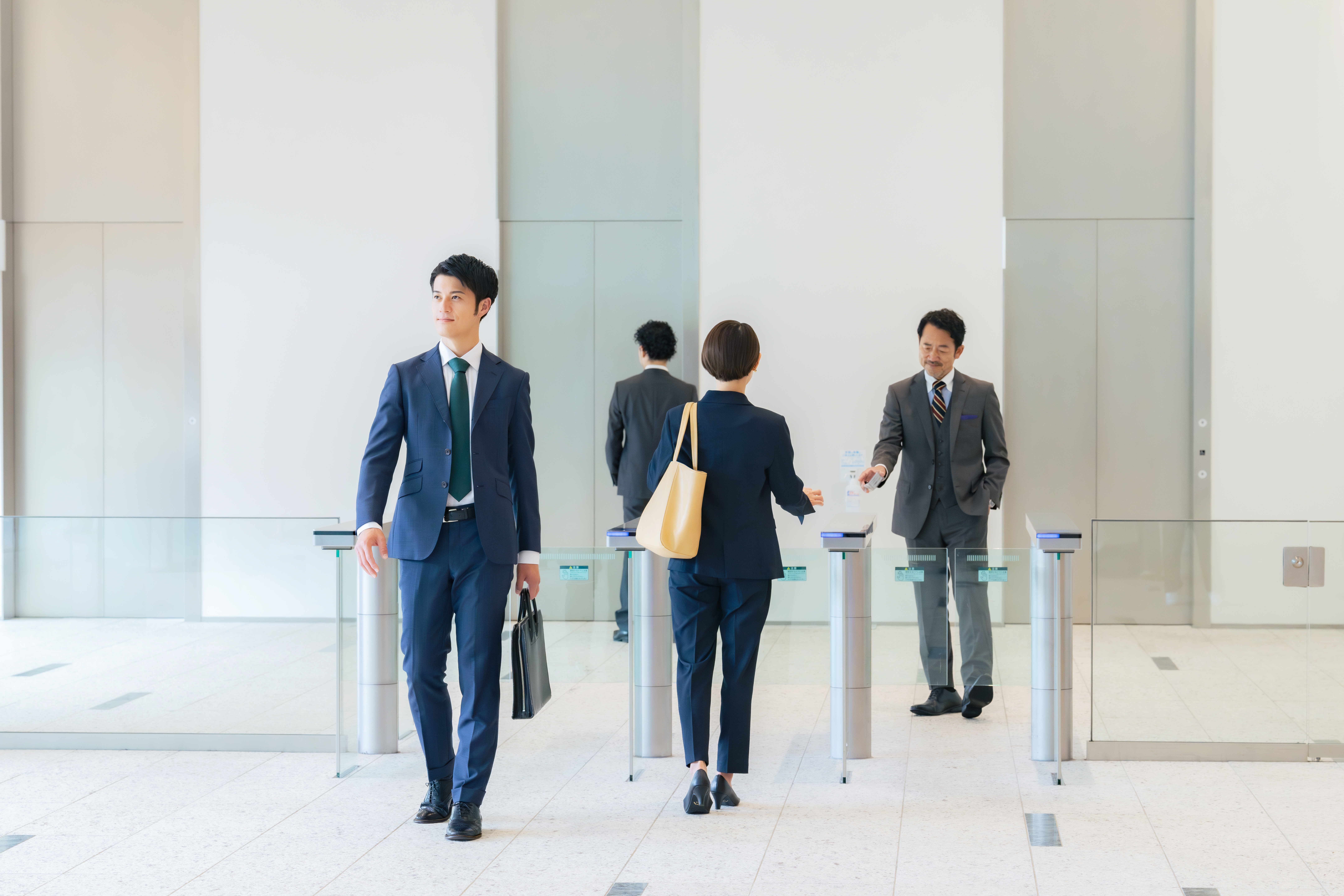 ゲートでICカードをかざす人たち